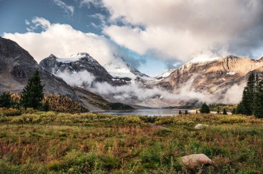 Assiniboine Dağı Sonbahar Ormanı 'ndaki Magog Gölü' nde sisli ve bulutlu İl Parkı, BC, Kanada