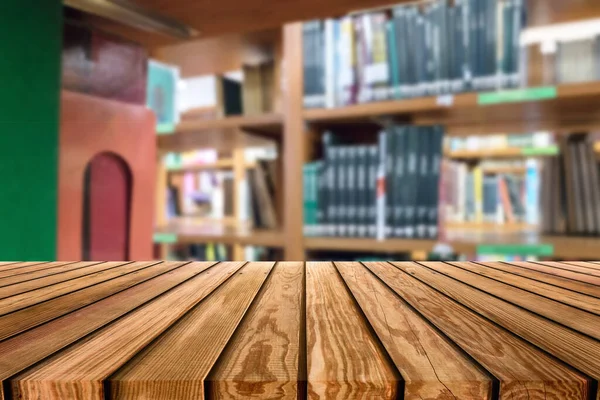 Tampo Mesa Madeira Prateleiras Borradas Livro Empilhado Biblioteca — Fotografia de Stock
