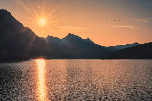 Ανατολή Ηλίου Καναδέζικους Βράχους Πολύχρωμο Ουρανό Στη Λίμνη Medicine Στο — Φωτογραφία Αρχείου