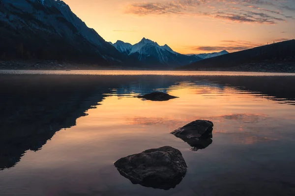 位于加拿大贾斯珀国家公园的医学湖上岩石的加拿大岩石上的日出 — 图库照片