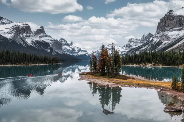 Spirit Island Met Canadese Rockies Maligne Lake Bij Jasper National — Stockfoto