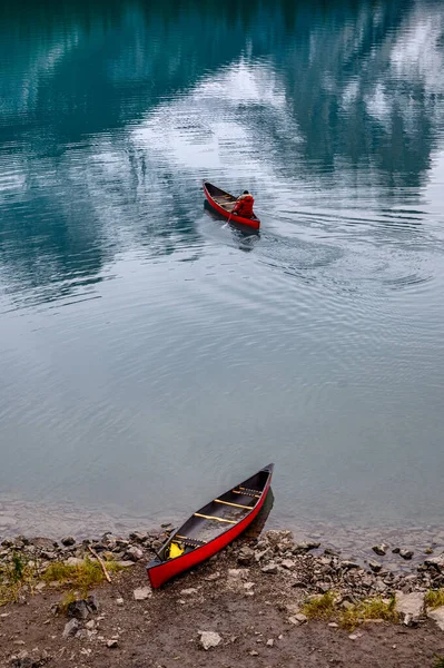 Paseo Canoa Con Canoa Roja Estacionado Lago Maligne Spirit Island — Foto de Stock