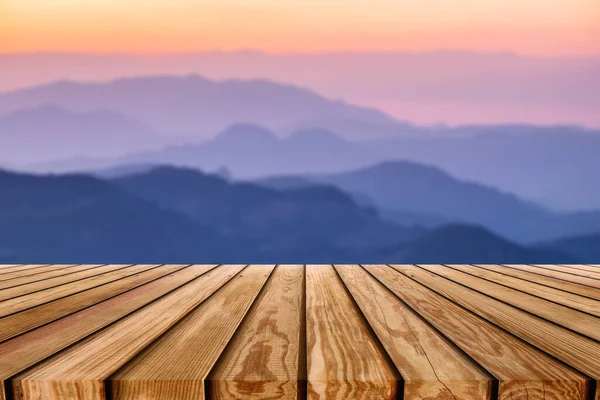 棕色木板 条纹在五彩斑斓的山地背景上 — 图库照片