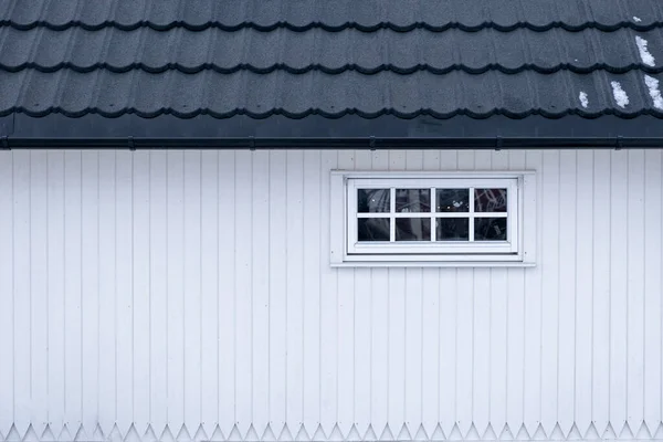 Λευκό Ξύλινο Σπίτι Παράθυρο Και Κεραμίδι Οροφή Στη Σκανδιναβία — Φωτογραφία Αρχείου