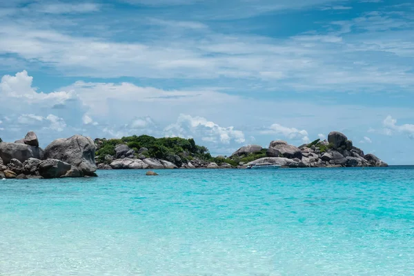 Belle Mer Tropicale Avec Des Rochers Empilés Ciel Bleu — Photo