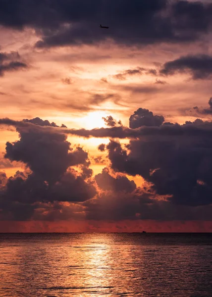 Puesta Sol Sobre Mar Tropical Con Cielo Colorido Vuelo Nublado — Foto de Stock