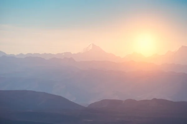 Escena Borrosa Del Pico Cordillera Con Salida Del Sol Por —  Fotos de Stock