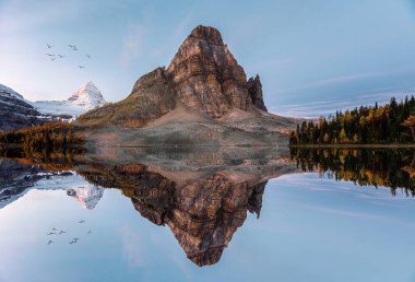 Güneş patlaması gölü manzarası ve Assiniboine Dağı yansımaları İl Parkı, BC, Kanada 