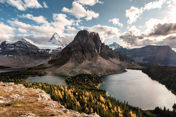 Monte Assiniboine Con Lago Nella Foresta Autunnale Sulla Cima Del — Foto Stock