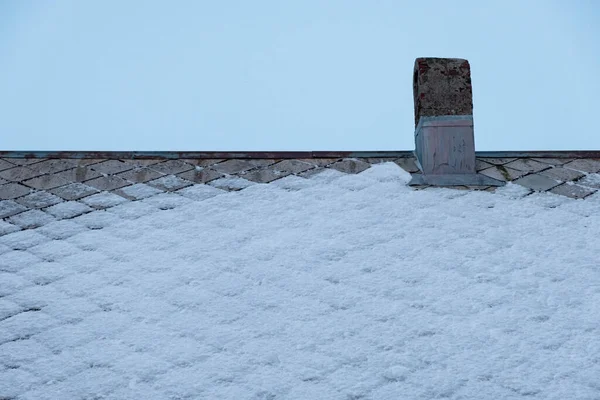 Komin Kominkowy Dachu Domu Śniegiem Pokrytym Zachmurzeniem — Zdjęcie stockowe