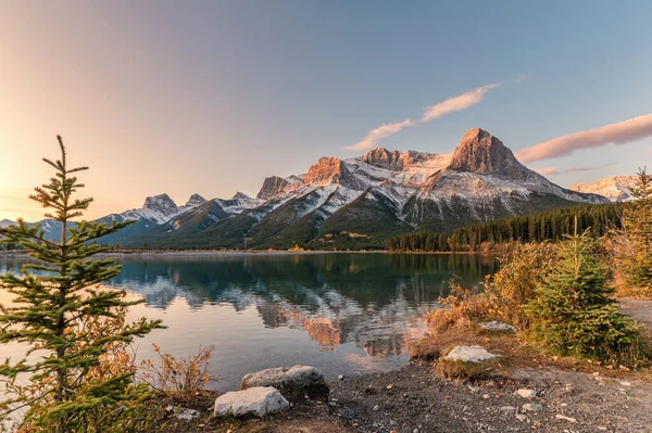 Sunrise Mount Rundle Colorful Sky Reflection Rundle Forebay Reservoir Autumn — Stock Photo, Image