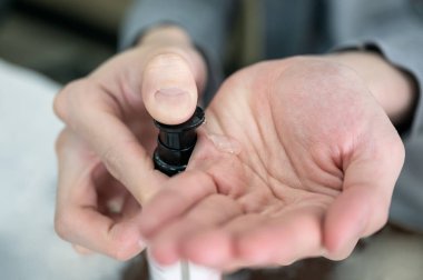 Coronavirus 'u korumak için avuç içine alkol jeli sür, Covid-19.