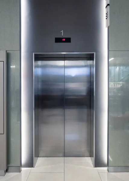 ロビーホテルのエレベーターのドアが輝く — ストック写真