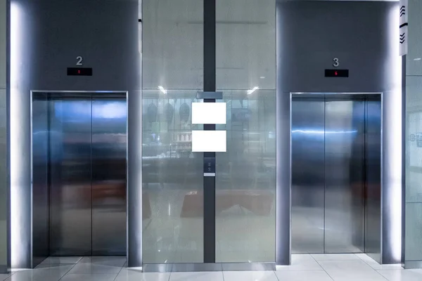 Закрыты Две Двери Лифта Глянцевая Подсветка Лобби Отеля — стоковое фото