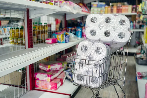 Customer Hoarding Tissue Toilet Paper Shopping Cart Retailer Epidemic Coronavirus — Stock Photo, Image
