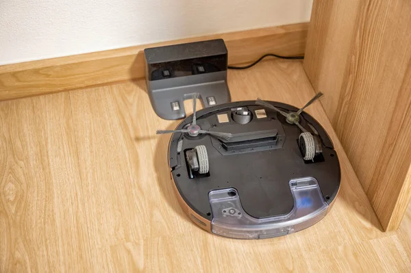 Robot Elektrikli Süpürge Devresi Yatak Odasındaki Lastik Fayanslarda Çalışmıyor — Stok fotoğraf