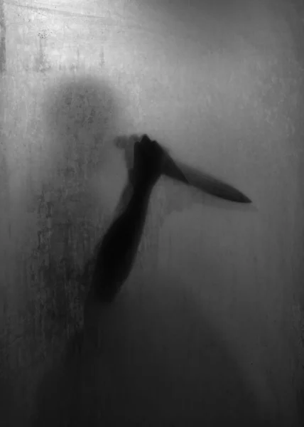 Sombra Horror Asesino Sosteniendo Cuchillo Afilado Detrás Vidrio Esmerilado Baño —  Fotos de Stock