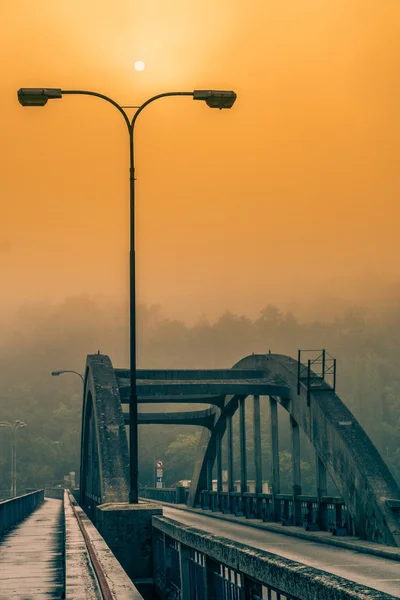 Leere Brücke bei Sonnenuntergang — Stockfoto
