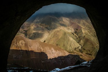 Güzel Alamut dağlarının görünümü