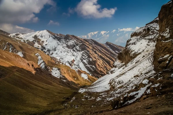 Вид на красивые Аламутские горы — стоковое фото