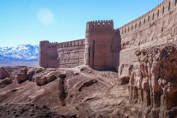 Tjocka försvarsmurar av Rayen slottet — Stockfoto