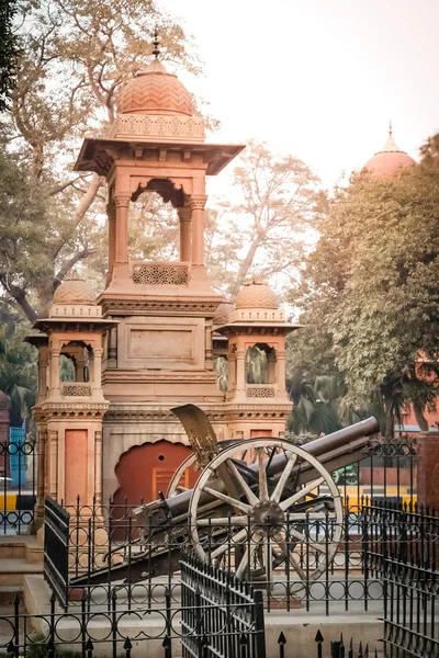 Vieux canon devant le musée de Lahore — Photo