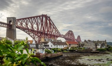Homes ileri demiryolu Köprüsü altında