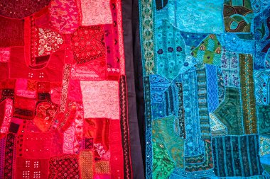 Kırmızı ve mavi kumaşlar