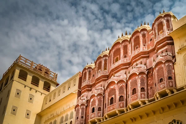 Erkélyei a Hawa Mahal — Stock Fotó