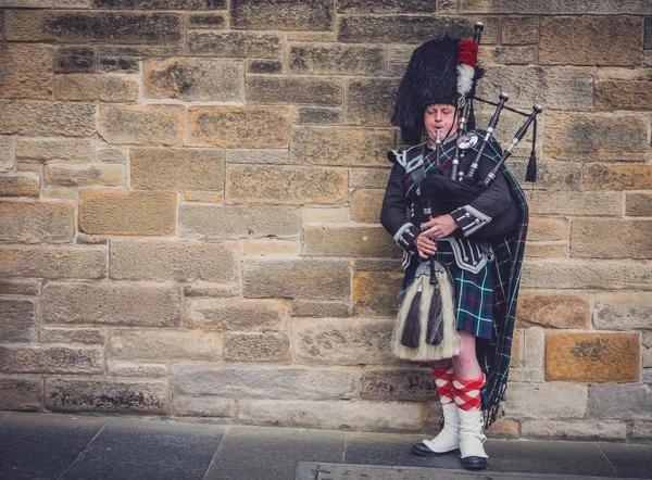 Человек, играющий на волынке в Эдинбурге — стоковое фото