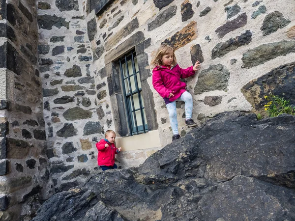 Ragazzino e ragazza arrampicata rocce — Foto Stock