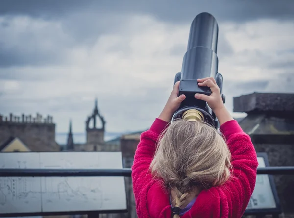 Μικρό κορίτσι σας αναζητούν μέσα από το τηλεσκόπιο — Φωτογραφία Αρχείου