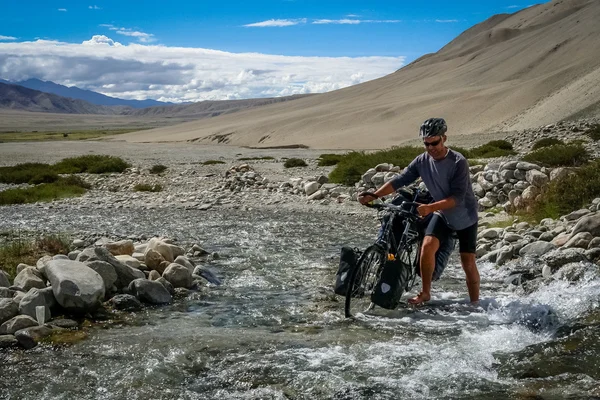 Ποδηλάτης διασχίζοντας το ποτάμι — Φωτογραφία Αρχείου