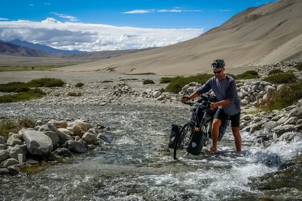 Ciclista cruzando el río — Foto de Stock