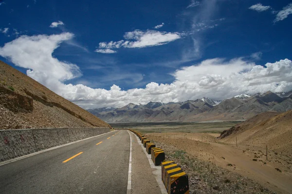 Kövezett, hegyi út Ali Lhásza — Stock Fotó