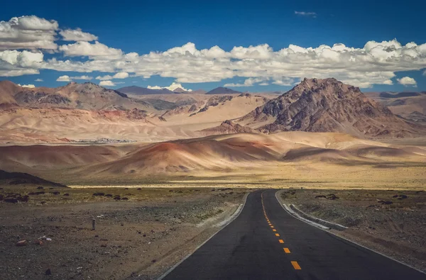 Paved mountain road from Ali to Lhasa — Stock Photo, Image