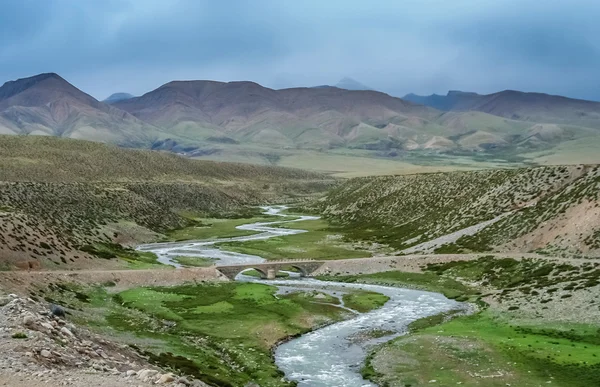 Górska droga przez dolinę w Tybecie — Zdjęcie stockowe