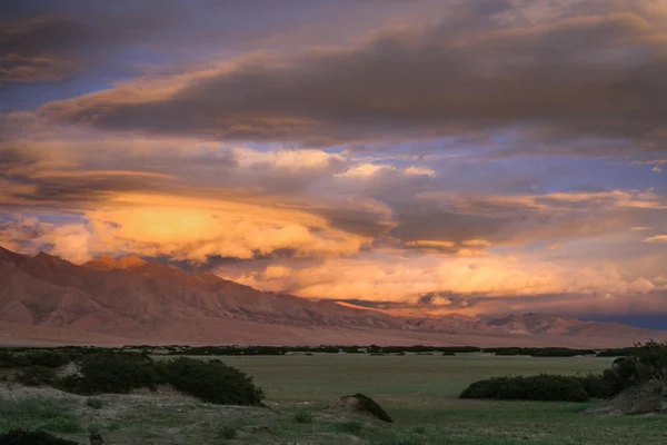 Beautiful sunset in Tibetan mountains — ストック写真