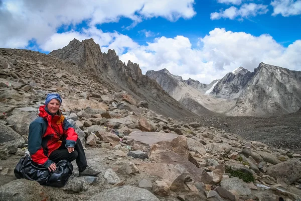 Wanderer rastet auf Wanderweg aus — Stockfoto