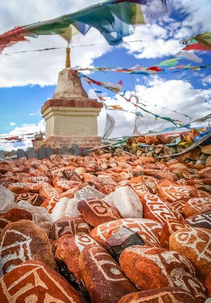 Mani stones and Buddhist stupa — Stock fotografie