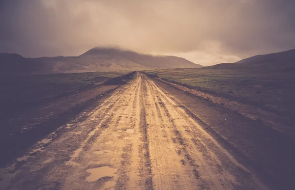 在西藏的泥泞的山间公路 — 图库照片