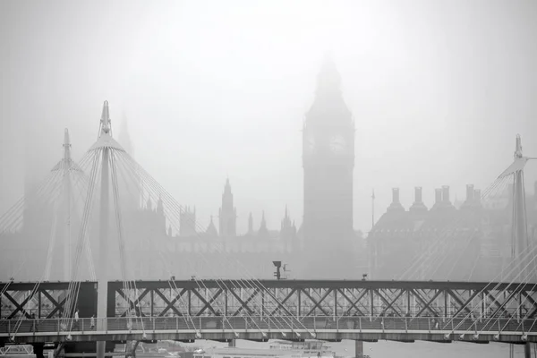 Big Ben e Parlamento na névoa — Fotografia de Stock