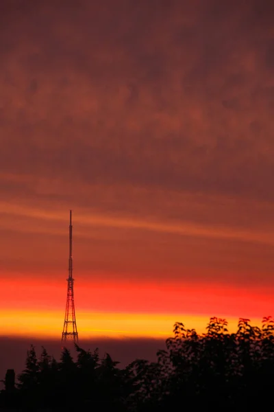 Estação de transmissão ao nascer do sol — Fotografia de Stock