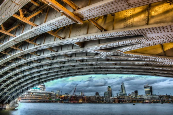 Under Blackfrairs Bridge — Stock Photo, Image