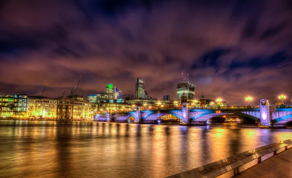 Southwark Bridge di notte — Foto Stock