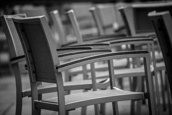 Sillas vacías fuera de la cafetería — Foto de Stock