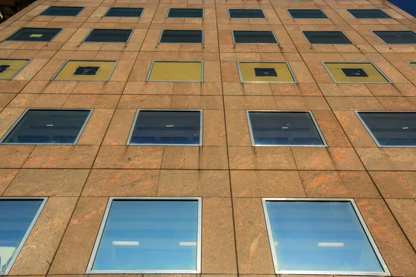 Fachada de un edificio comercial — Foto de Stock