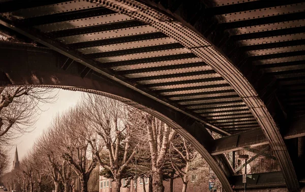 Bajo puente ferroviario —  Fotos de Stock