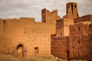 Bir eski kasbah duvarları