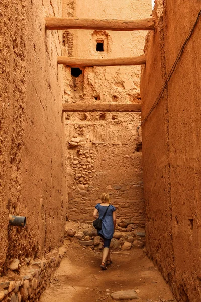 Turist besöker kasbah — Stockfoto